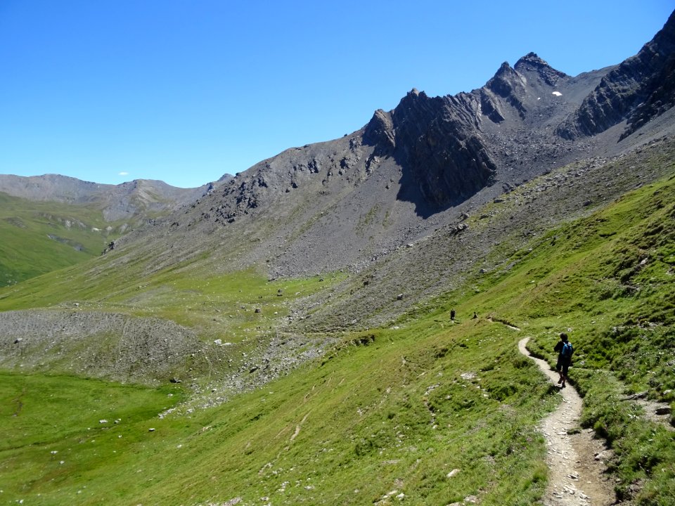 Le sentier descend dans une immense prairie, le Ravin des … 