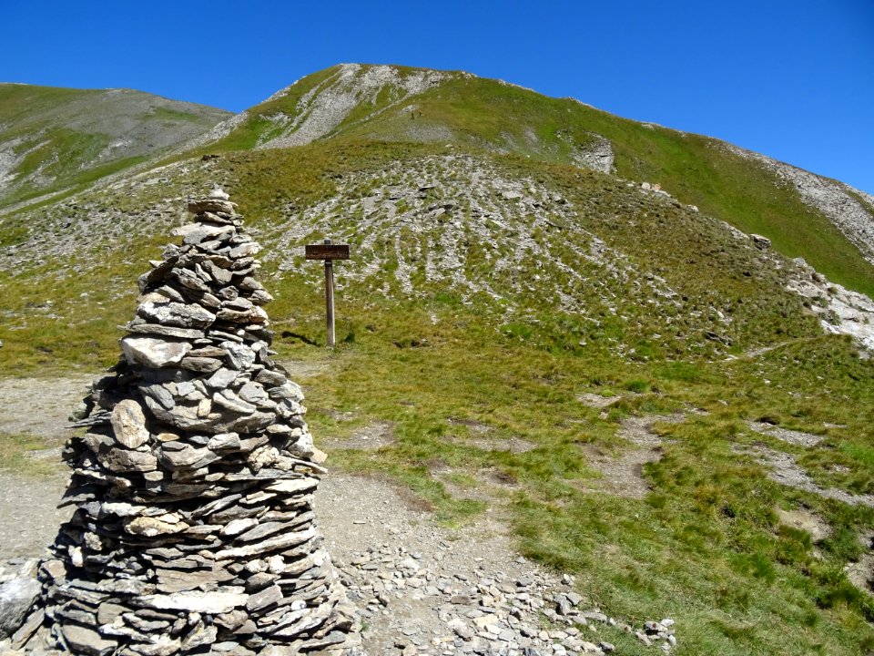 Cairn et panneau en bois, Col des Marsailles (2601 m) 