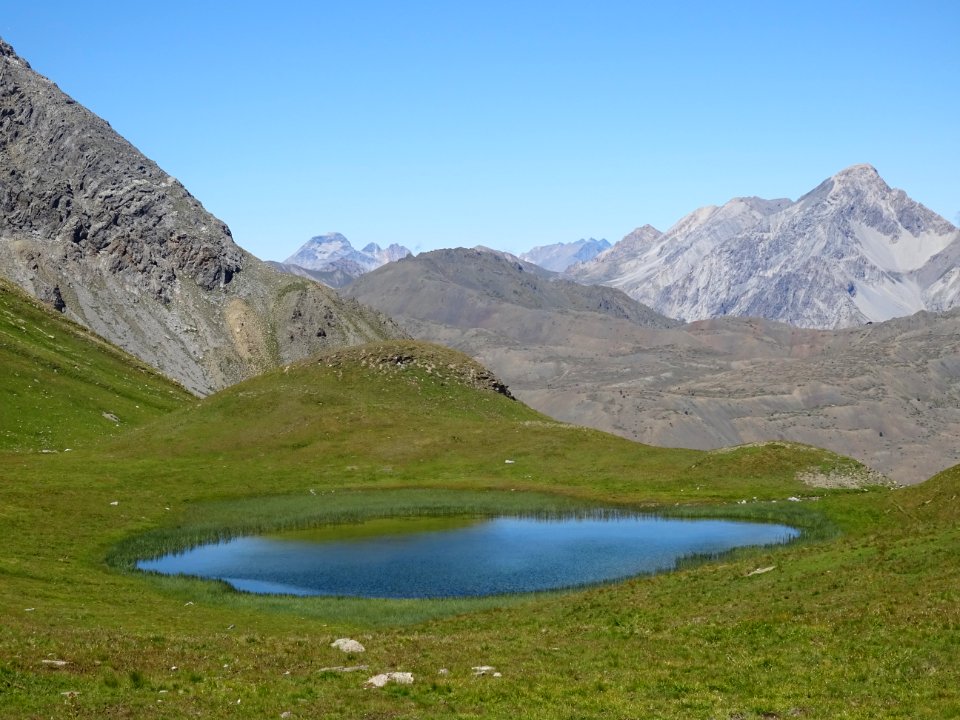 Lac de l'Etoile et le Mont Chaberton, au fond à droite 
