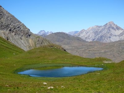 Lac de l'Etoile et le Mont Chaberton, au fond à droite 