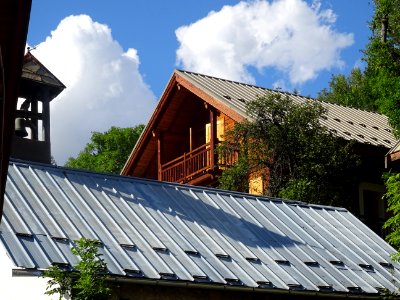 Un autre chalet récent derrière la petite chapelle, le Pet… 