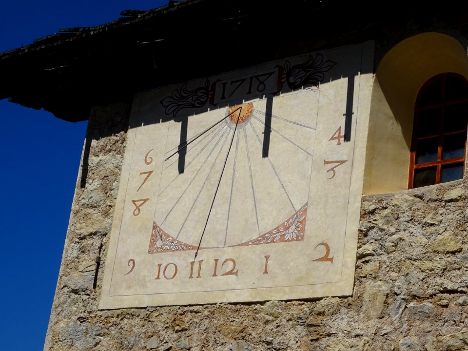 Cadran solaire sur le mur de la chapelle Saint-André, hame… 