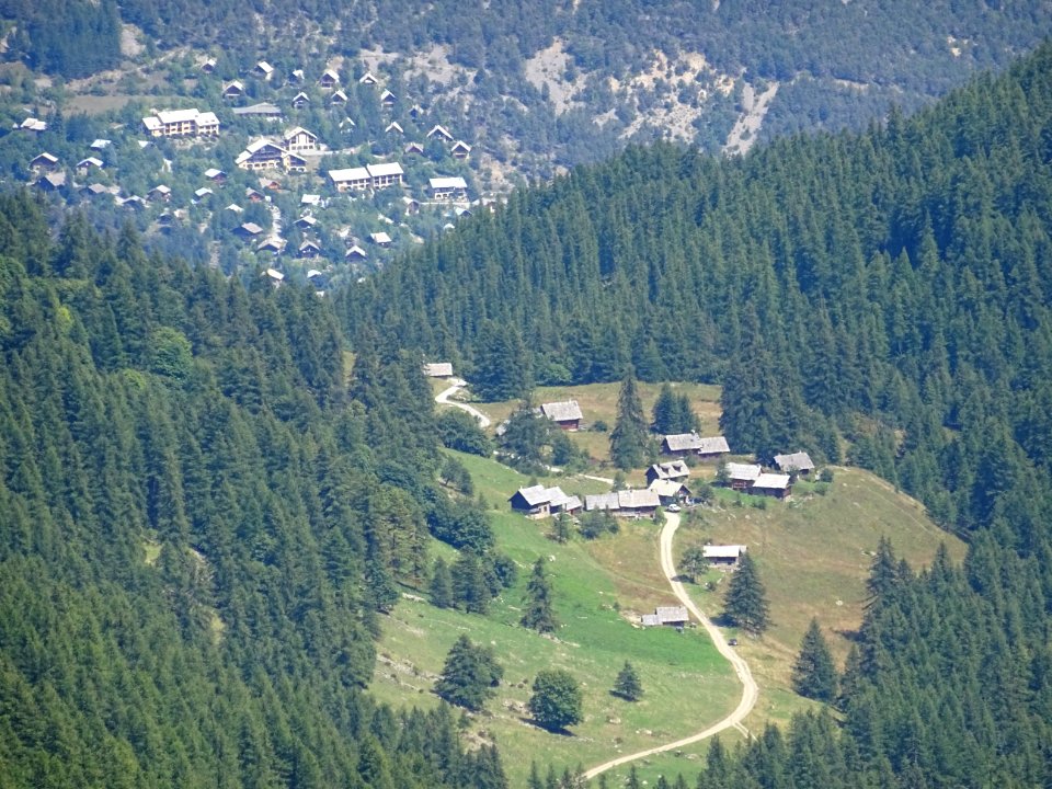 Depuis l'Aiglière, le hameau de Narreyroux, et le hameau d… 