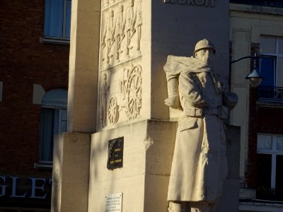 Monument aux morts, place Foch, en face de la gare, Arras,… 