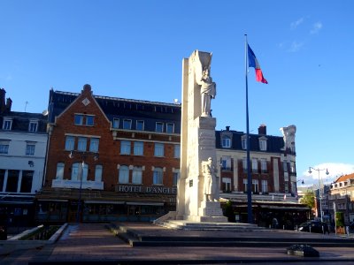 Monument aux morts, place Foch, en face de la gare, Arras,… 