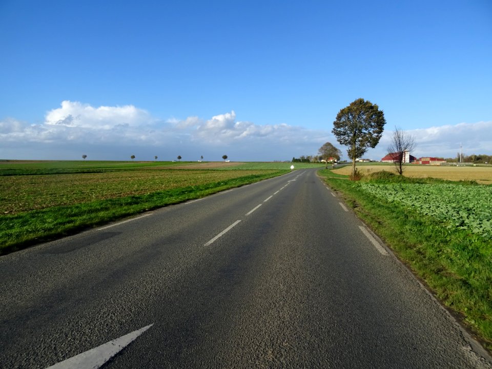 Petite route, qui file plein nord vers Arras, Pas-de-Calai… 