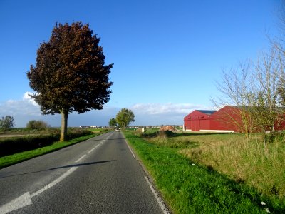 Longue ligne droite avant d'atteindre les faubourgs d'Arra… 
