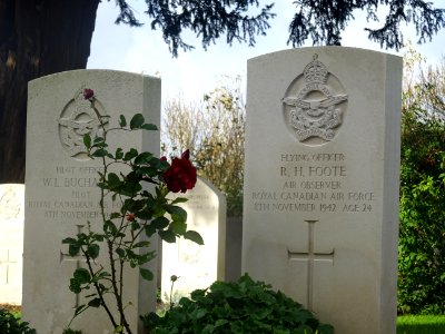Tombes du cimetière militaire, près de l'église Saint-Deni… 