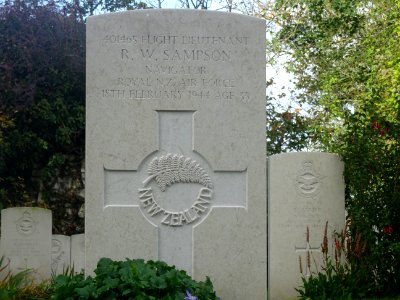 Tombes du cimetière militaire, près de l'église Saint-Deni… 