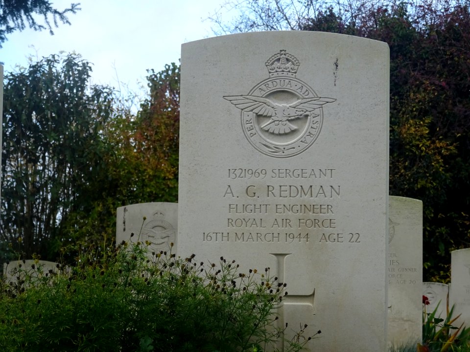 Tombes du cimetière militaire, près de l'église Saint-Deni… 