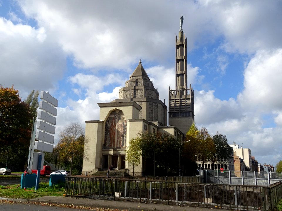 Eglise Saint-Honoré, de style art déco, esplanade Edouard … 