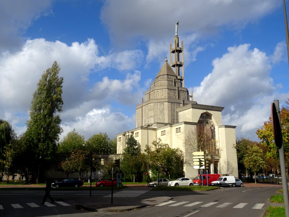 Eglise Saint-Honoré, de style art déco, esplanade Edouard … 