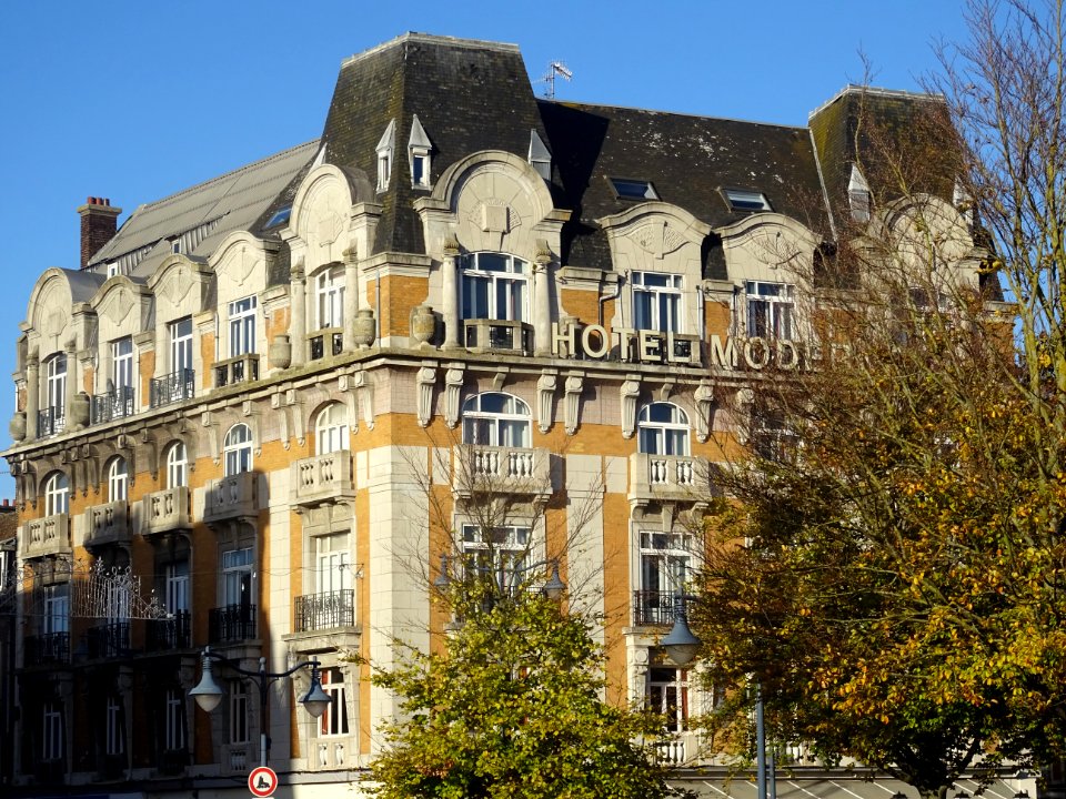 Immeuble Hotel moderne, place Foch, en face de la gare, … 