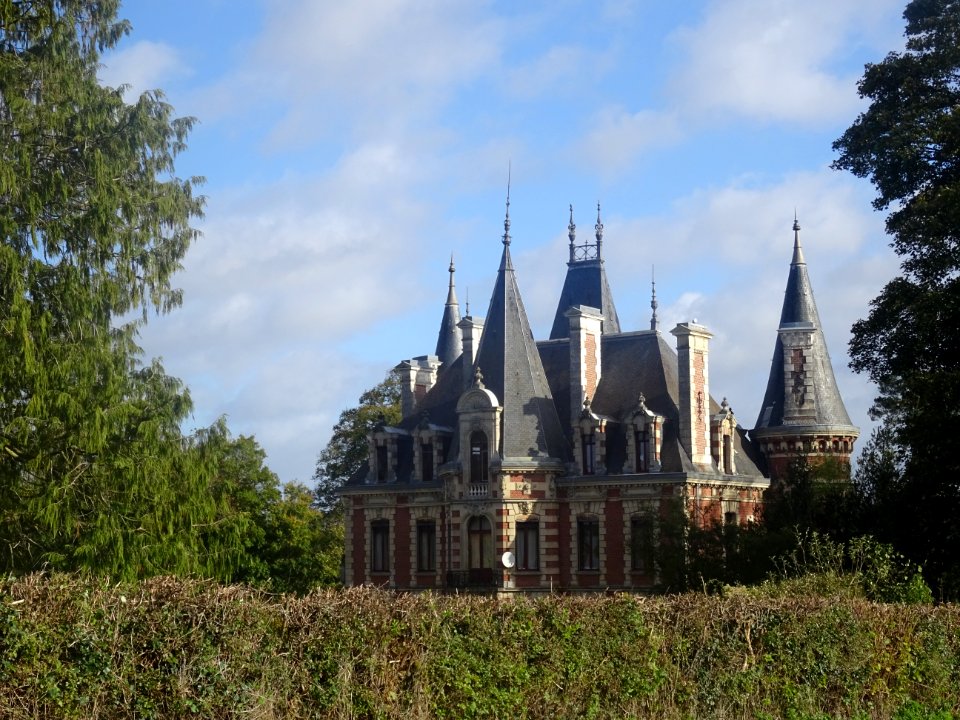 Château, construit en 1885, en brique et pierre, pour Raou… 