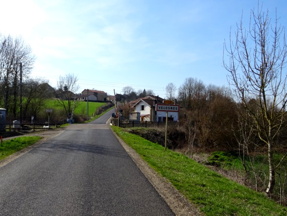 Traversée de la voie ferrée, à Velosnes, Meuse 