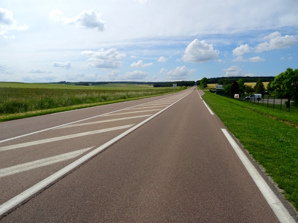 Sur la D619, très roulante, entre Nogent-sur-Seine, Aube e… 