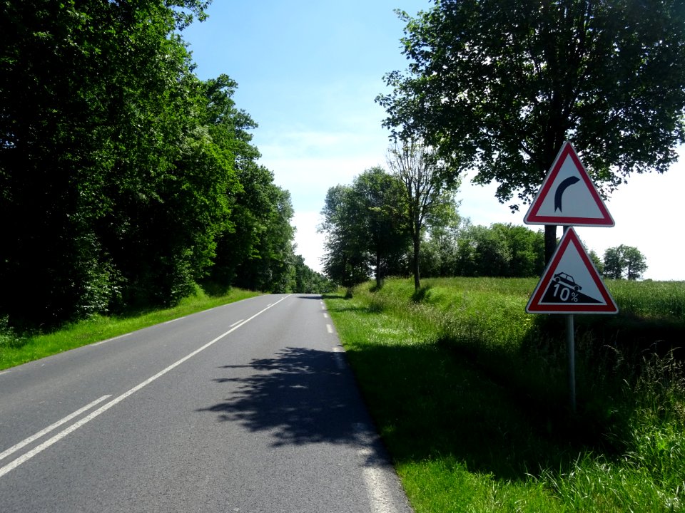 Virage et forte descente, avant Lachy et Sézanne, Marne 