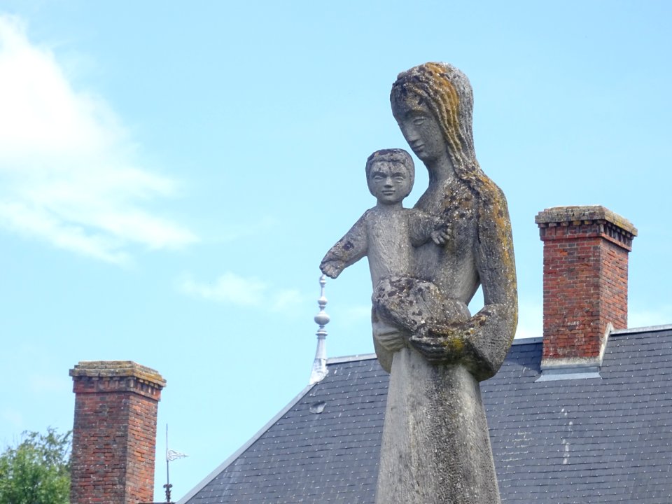 Statue, devant le château de Baye, Baye, Marne 