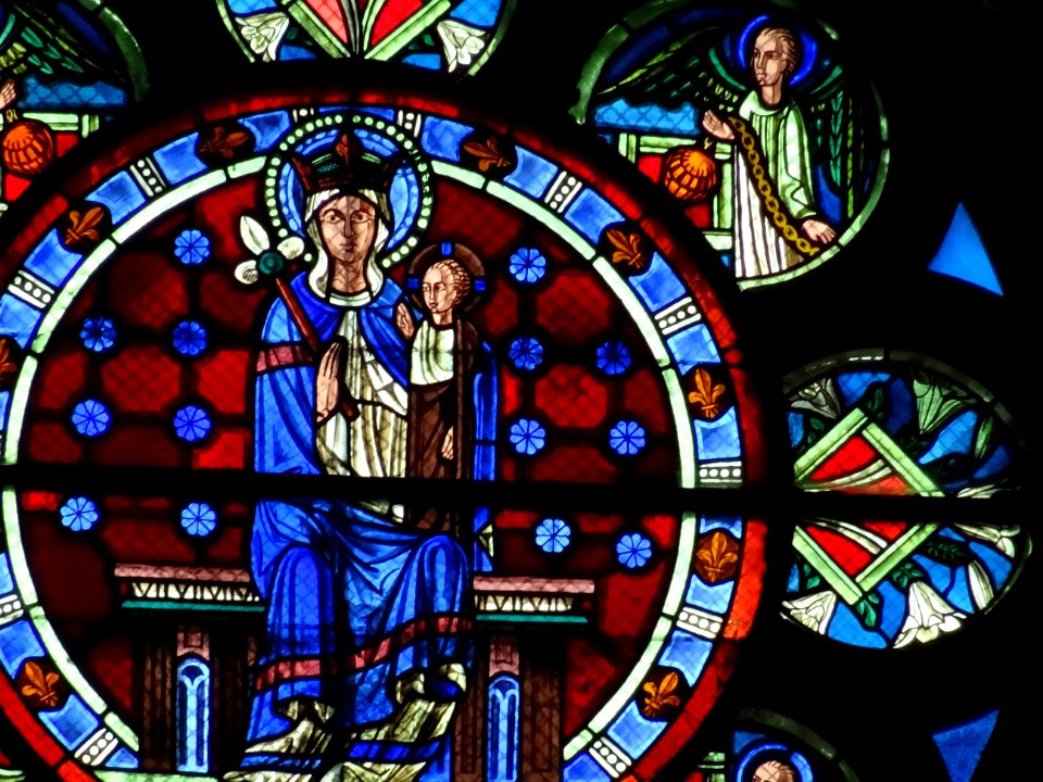 Vitrail, détail de la 2nde rosace, église Notre-Dame, Eper… 