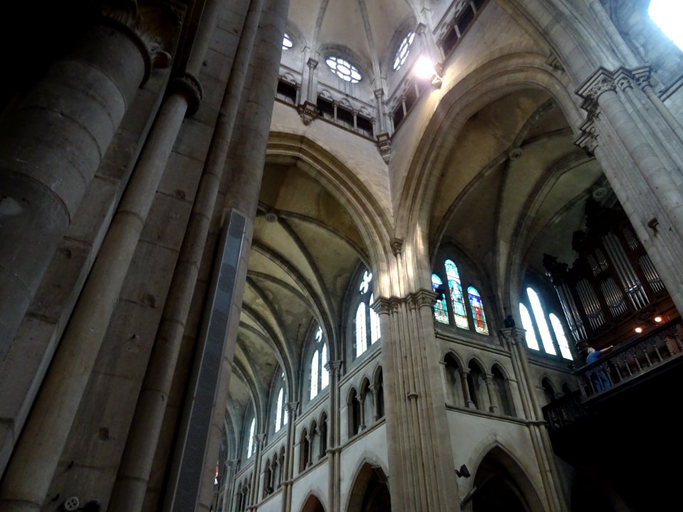 Colonnes et hauteur de la voute, église Notre-Dame, Eperna… 