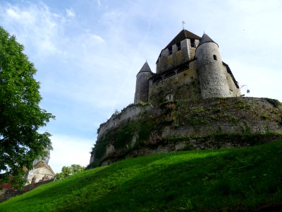 Tour César du XII ème siècle : seul donjon octogonal à bas… 