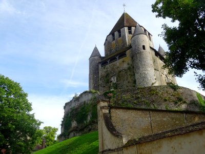 Tour César du XII ème siècle : seul donjon octogonal à bas… 