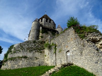 Tour César du XII ème siècle : seul donjon octogonal à bas… 