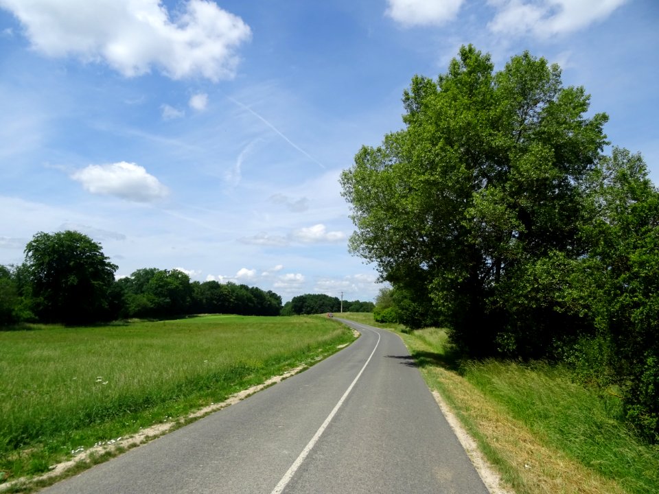 La petite route D36 entre Le Plessis et Villers-aux-Bois, … 