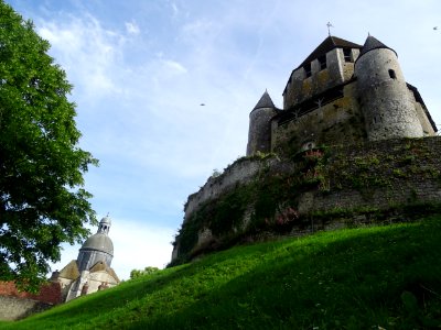 Tour César du XII ème siècle : seul donjon octogonal à bas… 