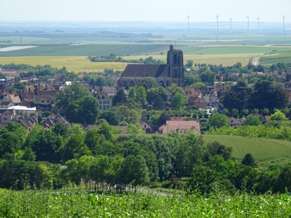 Au zoom, église Saint-Denis et vue générale de Sézanne, Ma… 