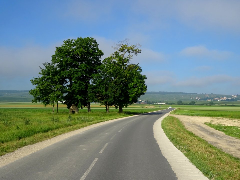 La petite D6E2 entre Bezannes et Sacy, Marne 