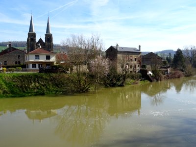 La Meuse et l'abbatiale Notre-Dame, Mouzon, Ardennes 
