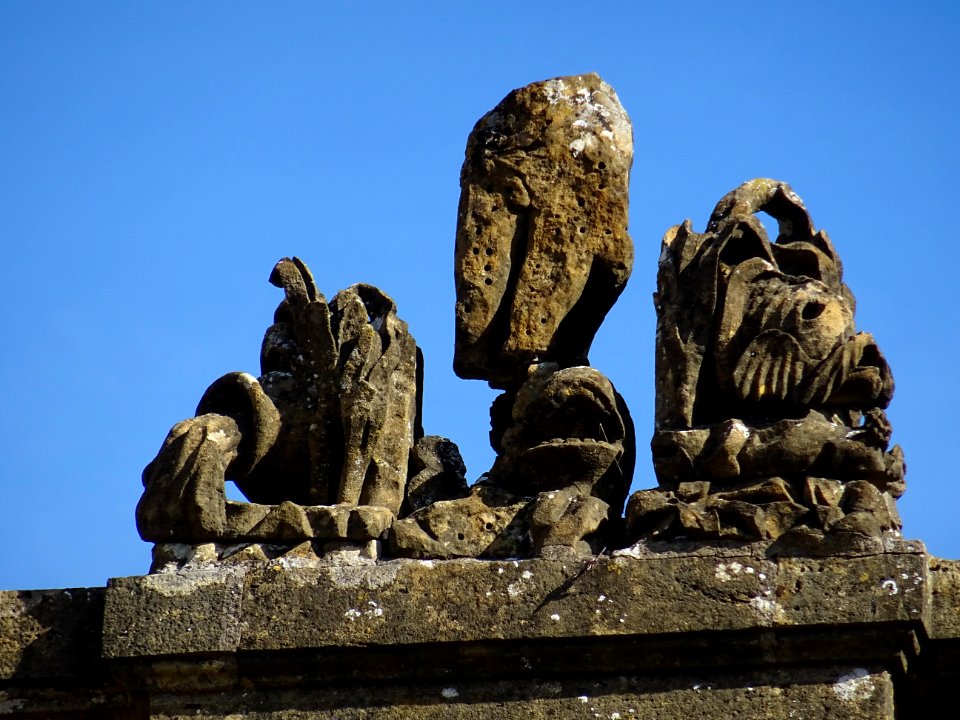 Statues de pierre bien abîmées et érodées, château de Baze… 
