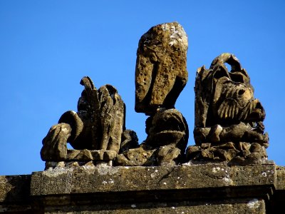 Statues de pierre bien abîmées et érodées, château de Baze… 