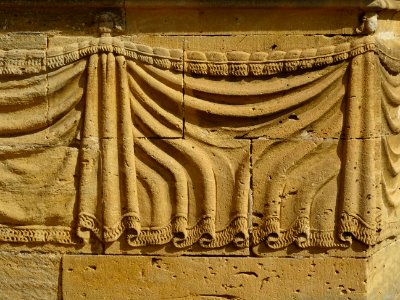 Draperies sculptées dans la pierre, à l'extérieur de la ba… 