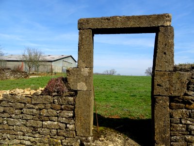 Hangar agricole et ancien cadre de porte en pierre, Thonne… 