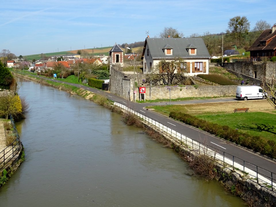 Les bords du canal de la Meuse, à Mouzon, Ardennes 