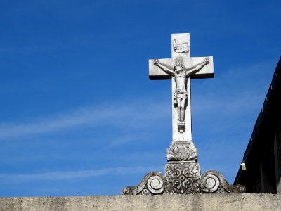 Crucifix, à côté de l'abbaye de Mouzon, Mouzon, Ardennes 