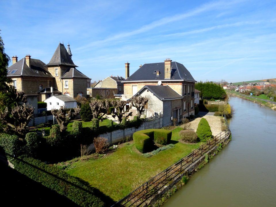 Les bords du canal de la Meuse, à Mouzon, Ardennes 
