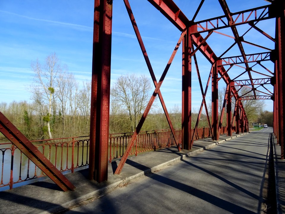Entre Bazeilles et Aillicourt, pont métallique au-dessus d… 
