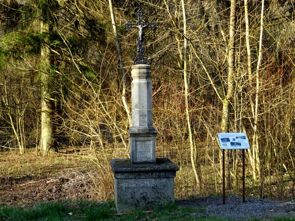 Croix de chemin, sur la D16 avant d'arriver à Serrouville,… 