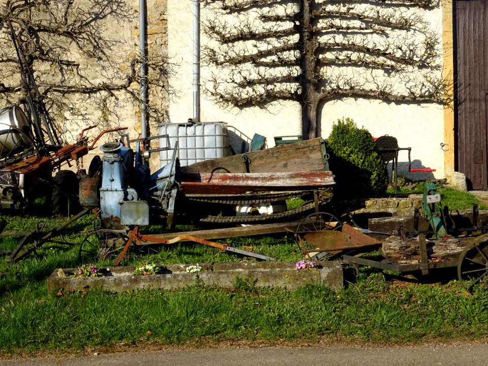 Devant le musée campagnard agricole, d'anciens outils et d… 