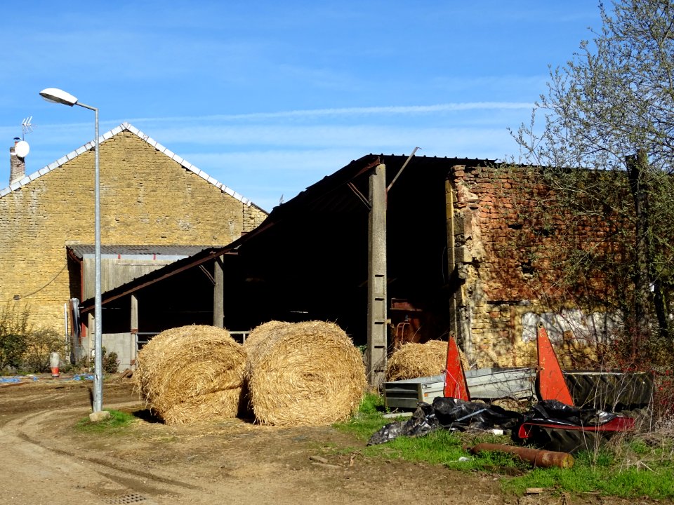 Grange agricole et bottes de foin, Aillicourt, Ardennes 