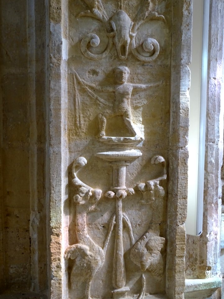 Sculpture en bas-relief sur un pilier, basilique Notre-Dam… 