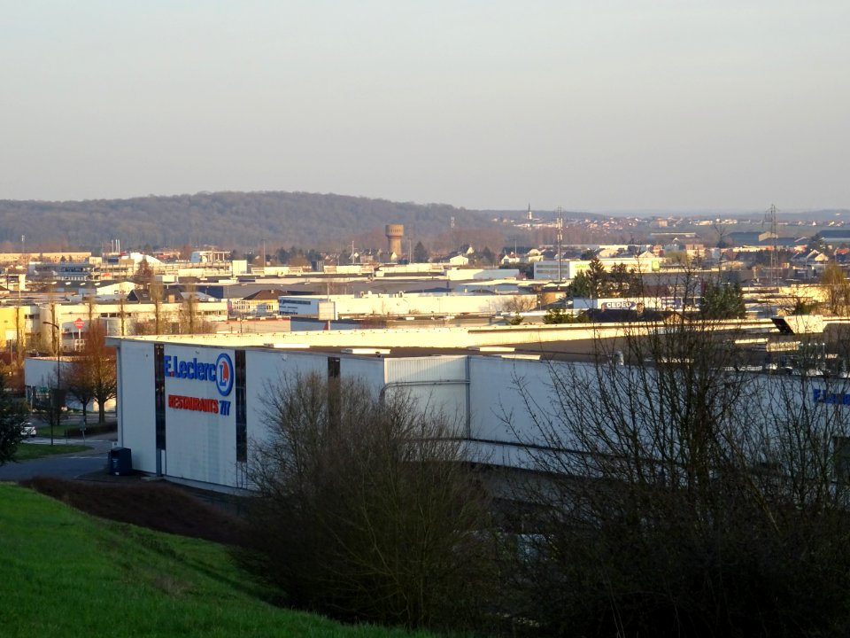 Le centre commercial, la ville, les immeubles, Thionville,… 