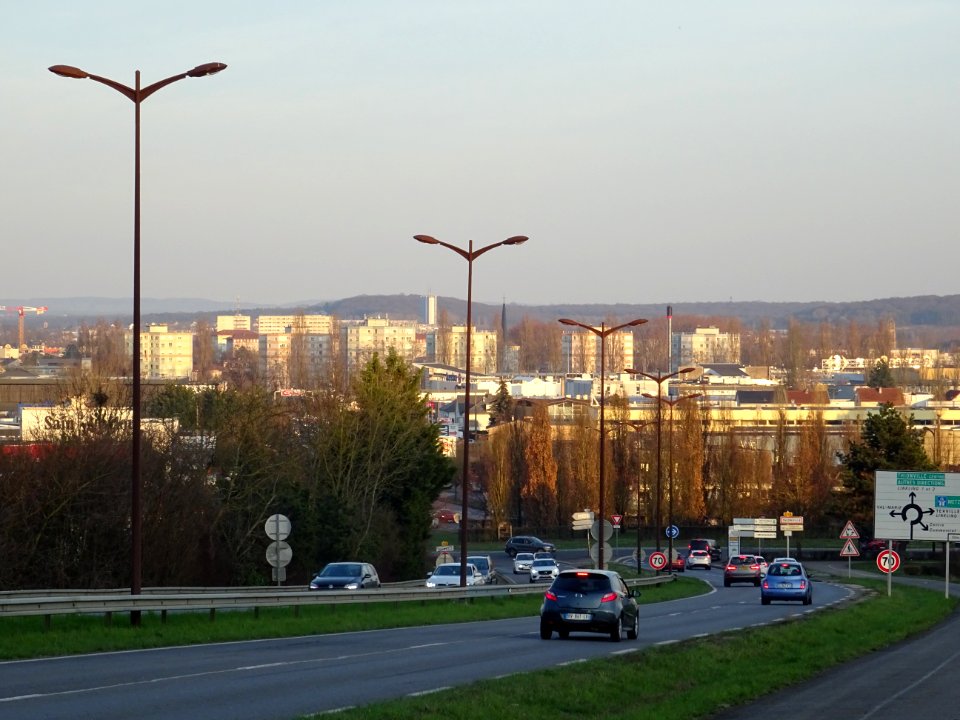 Le centre commercial, la ville, les immeubles, Thionville,… 