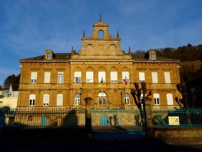 Lumière du soir sur la façade de la mairie, Fontoy, Mosell… 
