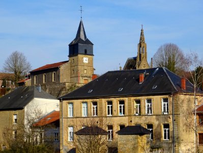 A gauche, l'église paroissiale Saint-Côme-et-Saint-Damien,… 