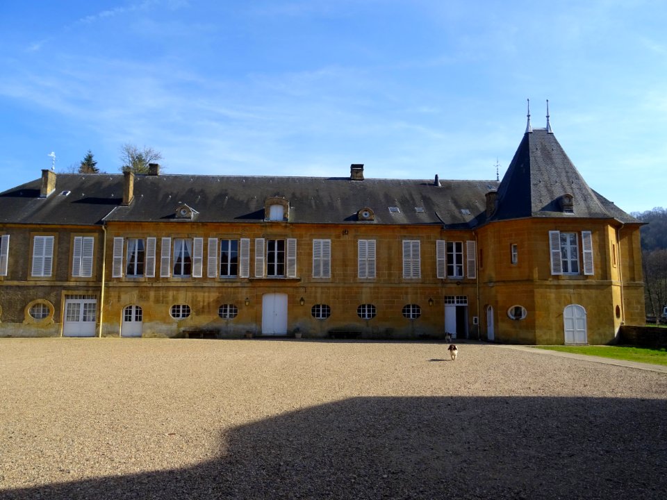 La cour devant le château de Martigny, Colmey, Meurthe-et-… 