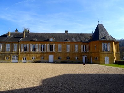 La cour devant le château de Martigny, Colmey, Meurthe-et-… 